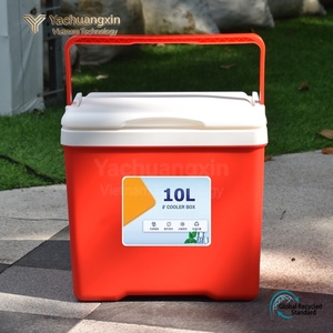 Nevera rectangular roja rotomoldeada de 18L, aislada, con asa para uso en picnics. - Product Image 3