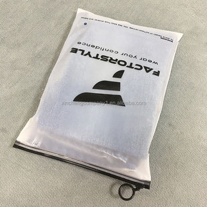 Bolsa con cremallera ecológica Bolsa de embalaje de <span class=keywords><strong>ropa</strong></span> Bolsa de plástico esmerilado con tirador circular - Product Image 3