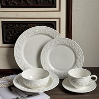 Ensemble de tasses et d'assiettes vintage blanches en relief avec motif floral européen pour événements de mariage