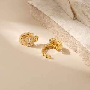 Boucles d'oreilles géométriques en forme de C en alliage de zinc doré avec micro-incrustations, cadeau de bijoux - Product Image 3