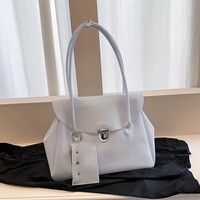Sac fourre-tout en PVC couleur unie style Ins unique avec rabat, grande capacité, pour femme, collection été 2026, sac à bandoulière et à porter sous le bras