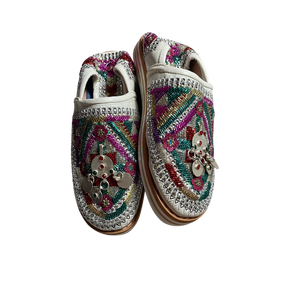 Babuchas artesanales marroquíes Aouge, cosidas a mano con diseño bereber, de cuero, para uso unisex en interiores y exteriores. - Product Image 1