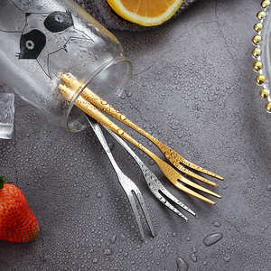 Tenedor de fruta de acero inoxidable de dos puntas para postre, para uso doméstico y hotelero, color plata y oro. - Product Image 3