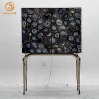 Meubles de salon modernes de luxe personnalisés pour la maison Buffet Pied en acier inoxydable Cadre en métal avec stockage en verre Cave à vin
