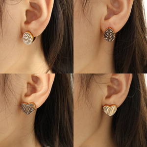 Pendientes de botón en forma de corazón chapados en oro con incrustaciones de perlas para fiestas, joyería de moda. - Product Image 4