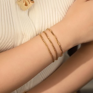 สร้อยข้อมือแฟชั่นขายส่ง ชุบทอง 18K ลายเกลียวแบบงู สร้อยข้อมือสแตนเลสแบบคิวบาสำหรับผู้หญิง - Product Image 3