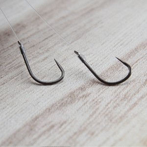 ชุดเบ็ดตกปลาโอฮูแบบสองตัวพร้อมสายลีดเดอร์สำเร็จรูป สำหรับตกปลาคาร์พในน้ำจืด ตกปลาแบบตีเหยื่อจากก้นน้ำ ผลิตจากเหล็กกล้าคาร์บอนสูง หลายขนาด - Product Image 4