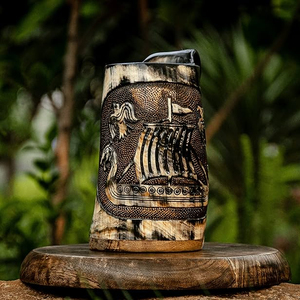 Jarra de Cerveza de Cuerno Grabada a Mano Hecha en India con Diseño de Barco Vikingo, Jarra Rústica para Cerveza, Sidra y Bebidas - Product Image 3