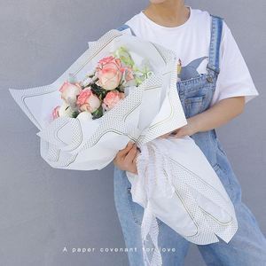 Papier d'emballage pour fleurs en plastique PP imperméable de style coréen de luxe 58*58cm, papier d'emballage floral pour la Saint-Valentin - Product Image 3