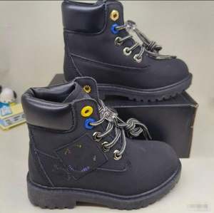 รองเท้าบูทหนังสีน้ำตาลสำหรับเด็กผู้ชายและเด็กผู้หญิง ดีไซน์หรูหรา ทรงหุ้มข้อและแบบสั้น  ลายเรขาคณิต  บุขนด้านใน เหมาะสำหรับฤดูหนาว - Product Image 4