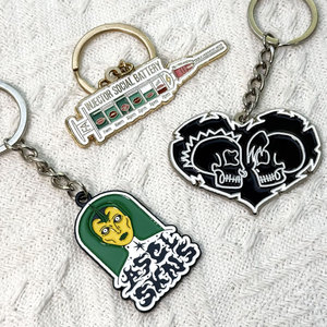 Nuovo Portachiavi a Moschettone in Acciaio Inox con Design Cartoon, Logo Personalizzabile, Forma di Cuore Rosso - Product Image 1