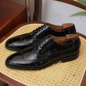 รองเท้าหนังแกะสลักแบบใหม่สไตล์อังกฤษสำหรับผู้ชาย หัวเหลี่ยม ผูกเชือก น้ำหนักเบา ระบายอากาศได้ดี กันลื่น แบบ Brogue Oxford เหมาะสำหรับใส่ไปทำงาน - Product Image 6