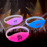 Bracelets LED phosphorescents avec logo personnalisé Fournitures de fête de mariage pour événement d'entreprise avec télécommande Matière plastique
