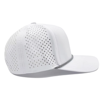 Casquette de golf sportive unisexe personnalisée à cinq panneaux en polyester/nylon imperméable avec perforations découpées au laser pour une performance optimale