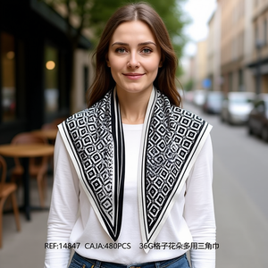 Foulard Geometrico a Quadri Triangolare 60x135cm in Poliestere Cotone da Donna, Versatile per Tutte le Stagioni - Product Image 3