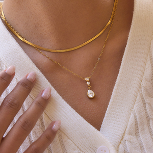 Collana JD Moderna a Doppio Strato con Catena a Maglie e a Lama Placcata in Oro 18K con Pendente a Goccia in Zirconia - Product Image 2