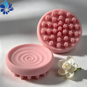 Cepillo de silicona para masaje del cuero cabelludo con dientes cónicos para uso en el hogar y en salones de belleza - Product Image 2