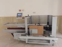 Monteur de carton automatique à grande vitesse Scelleuse de caisses semi-automatique avec servomoteurs pneumatiques Pliant et ouvrant de manière stable les boîtes