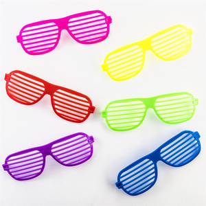 <span class=keywords><strong>Occhiali</strong></span> Stile Shutter Colorati Neon per Feste Anni '80, <span class=keywords><strong>Occhiali</strong></span> da Sole con Fessure per Bambini e Adulti, Accessorio Retrò per Feste a Tema Rock, Pop Star e Disco - Product Image 3