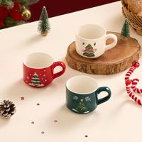 Vente en gros de nouvelles tasses à café créatives en céramique de Noël peintes à la main tasses à lait en porcelaine du père Noël empilées personnalisées ensembles de tasses à thé en céramique
