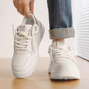 Chaussures décontractées pour hommes respirantes avec semelle épaisse effet rehausseur, style sportif tendance et polyvalent, chaussures en toile blanches - Product Image 2