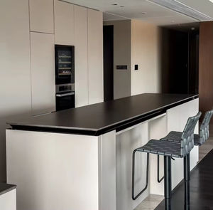 Gabinete de Cocina de Lujo Personalizado con Isla Moderna e Integrador de Nevera para Vinos, Extensible para Espacios de Vivienda - Product Image 1