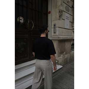 Camiseta Básica Negra 100% Algodón Orgánico, Gráficos Impresos en Serigrafía de Alta Densidad - Product Image 1