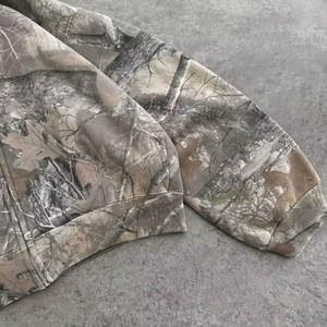 Giacca con Zip Personalizzata Stile Retrò con Stampa Effetto Legno Camouflage Felpa con Cappuccio in Spugna Francese per Uomo - Product Image 4
