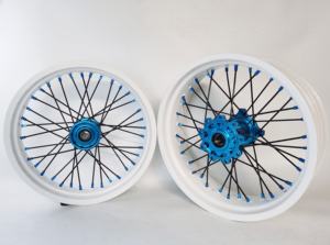 Roues de moto complètes Supermoto en alliage d'aluminium de 17 pouces personnalisées en usine pour les modèles <span class=keywords><strong>Beta</strong></span> <span class=keywords><strong>RR</strong></span> Exc 2012 2023 <span class=keywords><strong>250</strong></span> de 450 - Product Image 4