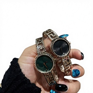 Montre décontractée pour femme en quartz diamanté, bracelet élégant en acier inoxydable, design sportif et tendance, vente en gros Cartier. - Product Image 1