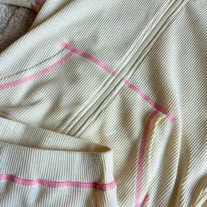 Custom 2 Piece Women Zipper <b>Crop</b> <b>Top</b> Waffle Hoodie Tracksuit Streetwear <b>Set</b> Contrast Stitch Waffle Women Sweat Suit Manufacturer - Product Image 2