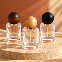 Flacon pulvérisateur de parfum cylindrique en verre transparent personnalisé de 30 ml, 50 ml, 100 ml avec bouchon à bille en bois pour l'emballage de parfums
