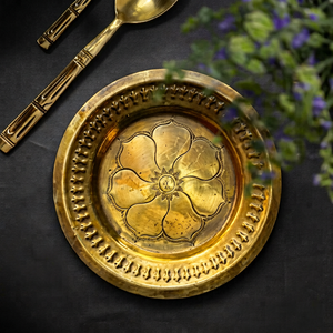 Plato Decorativo de Metal Grabado a Mano con Diseño de Plantas, Platos para Fiestas - Product Image 1