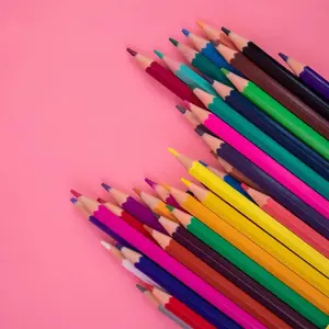 مجموعة أقلام تلوين عالية الجودة وغير سامة لحماية البيئة أقلام ملونة عالية الجودة متعددة الألوان للأطفال أقلام رسم خشبية
