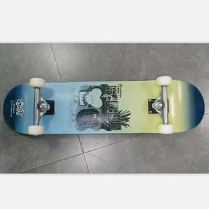 Patineta Profesional de Madera de Arce de Cuatro Ruedas con Doble Kick al por Mayor. - Product Image 1