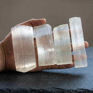 Pierre brute de sélénite naturelle la plus vendue en gros, faite à la main, emballage sécurisé pour la guérison par le Reiki, le Feng Shui et les souvenirs - Product Image 3