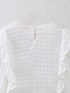 بلوزة بيضاء بأكمام طويلة مزينة بالكشكشة للنساء، قمصان وملابس علوية - Product Image 3