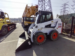 Chargeuse compacte S130 modèle 2023 d'occasion en excellent état, moteur et roulements inclus, équipement de construction à vendre - Product Image 2