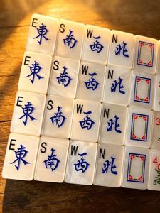 Jeu de tuiles de mahjong en acrylique durable blanc, imprimées, pour 4 joueurs, idéal pour les jeux décontractés et les clubs - Product Image 3