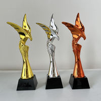 Trophée unique en résine créative en forme d'aigle volant avec base en cristal noir pour récompenses et souvenirs
