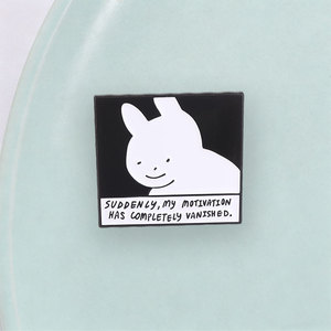 Divertente Spilla in Smalto con Meme del Coniglio 'All突然我的动机就消失了' Bianco e Nero per Decorazione Zaino - Product Image 3