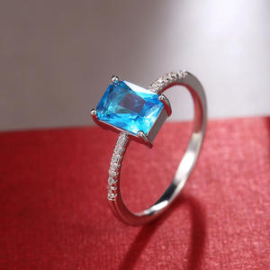 Anello F163 da Donna in Argento con Topazio, Gioiello Geometrico di Fidanzamento con Accenti di Diamanti - Product Image 4