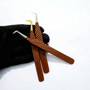 Pince à épiler professionnelle pour extensions de cils, en acier inoxydable, avec revêtement en poudre marron à 90 degrés, poignée diamantée, instrument de beauté - Product Image 1