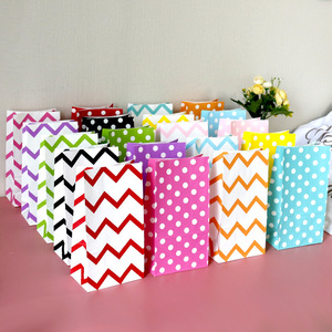 <span class=keywords><strong>Sac</strong></span> en <span class=keywords><strong>papier</strong></span> kraft à pois ondulés colorés pour Noël pour <span class=keywords><strong>Amazon</strong></span> <span class=keywords><strong>Sac</strong></span> en <span class=keywords><strong>papier</strong></span> cadeau alimentaire pour friandises sucrées et nourriture pour animaux de compagnie Impression numérique - Product Image 1