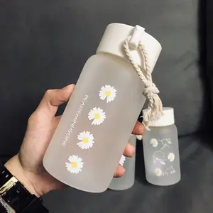 Yeni tasarım taşınabilir suyu içecek süt geniş ağız buzlu küçük papatya sicim cam su şişesi taşıyan