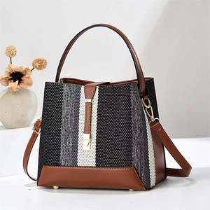 Bolso bandolera bohemio de rafia tejida a mano con correa de cuero resistente al agua de Madagascar - Product Image 4