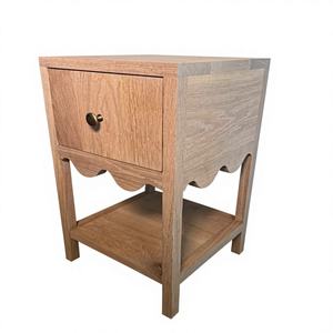 Table de chevet artisanale moderne en bois massif, chêne blanc et noyer, avec tiroir de rangement et étagère inférieure, personnalisable pour chambre d'hôpital - Product Image 1