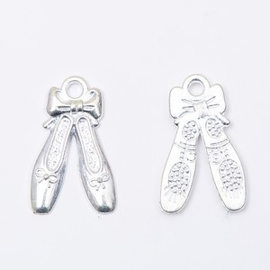 Abalorios de aleación de zinc con diseño de <span class=keywords><strong>zapatillas</strong></span> de <span class=keywords><strong>ballet</strong></span> con lazo y grabado para pulseras de recital de danza - Product Image 4