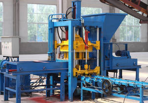 Machine de fabrication de briques creuses en béton entièrement automatique de haute précision Qt3-15 avec moteur et PLC 220V/380V/440V, durée de vie de 10 ans, livrée sur camion. - Product Image 5