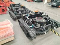 Tondeuse à gazon robotisée télécommandée sur chenilles, type char, pour travaux d'aménagement paysager en pente